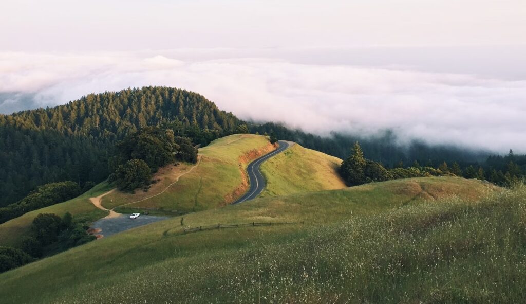Foto einer bergigen Landschaft